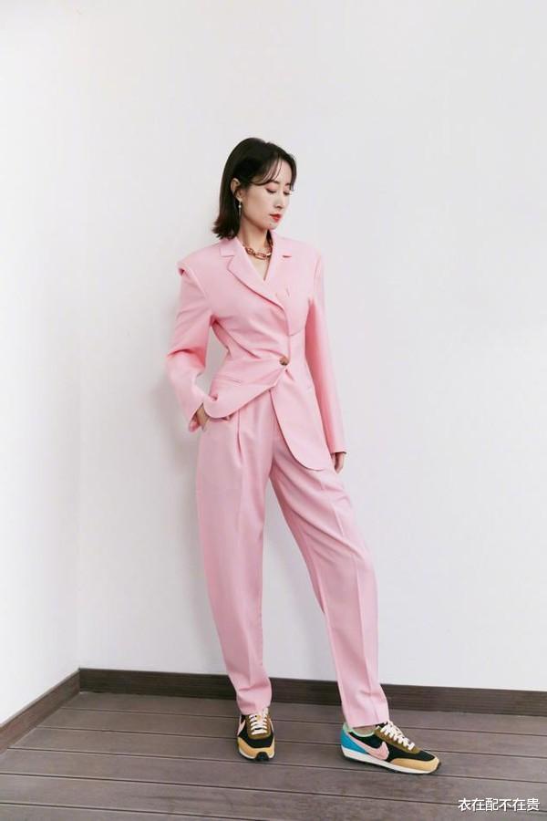 刘敏涛|刘敏涛高调亮相春晚，红唇卷发好像复古名伶，45岁还有曼妙曲线