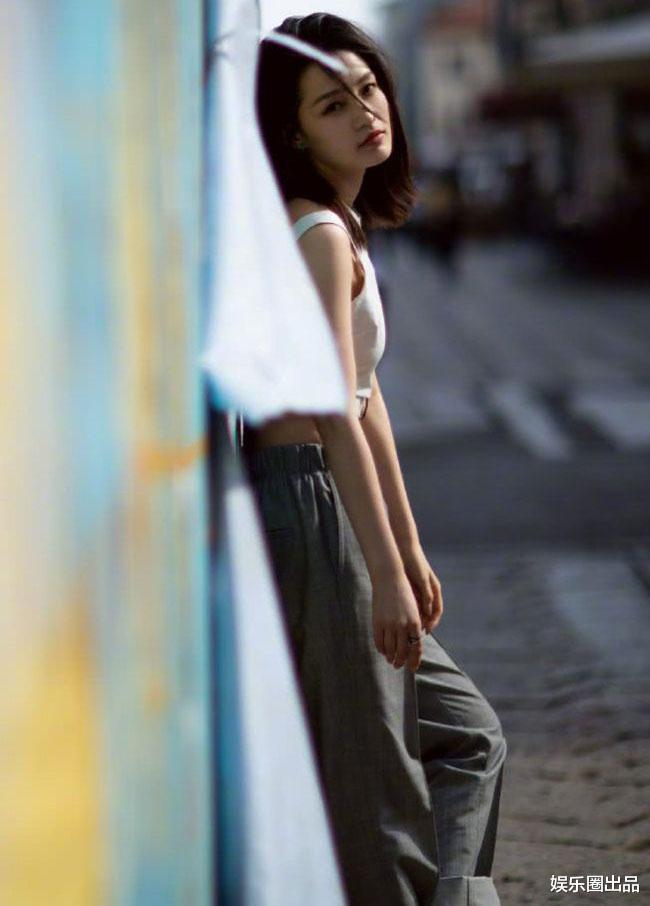 李沁|李沁国外街拍照曝光，穿露脐装秀曲线美，腰部状态引起热议