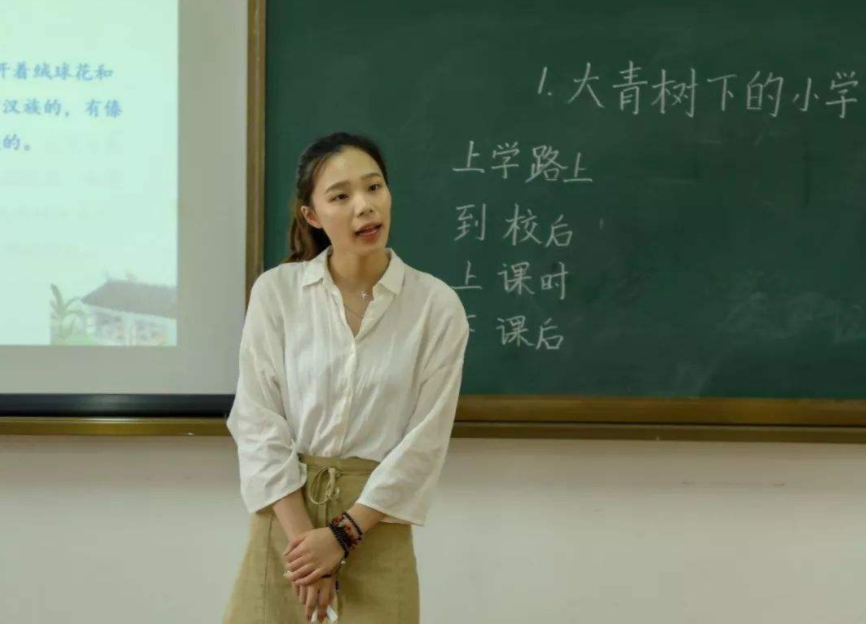 教师|幼儿园老师给学生换衣服，无意中掉出来一个东西，一时委屈至极