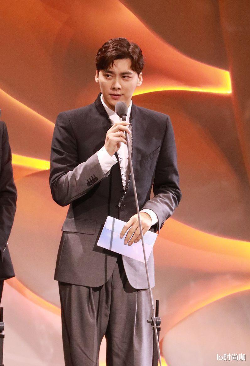 姚策|李易峰穿渐变西装气质十足，满满的贵公子气场，身材比例不输模特