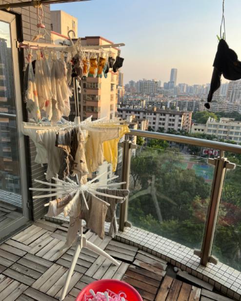 梦迁几度|兜儿晒夫妻卧室，衣橱不放衣服床上没铺床单，不像长期居住过