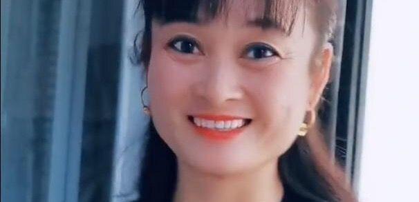 陈亚男|陈亚男妈妈代言痔疮广告？妆容精致露齿笑，凭借女儿要出名了？