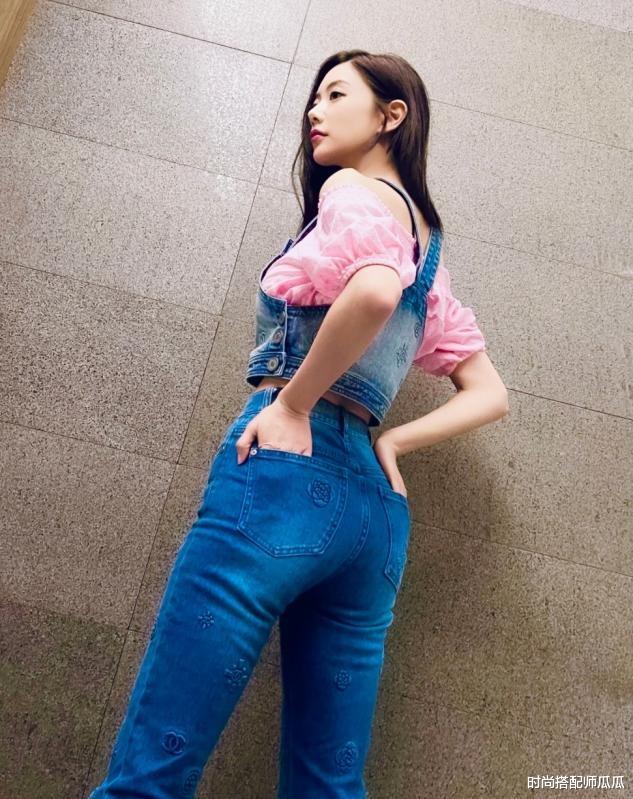 时尚搭配师瓜瓜|克拉拉最新大片曝光,穿挂脖开衩黑裙大秀身材,凹凸曲线真让人羡慕