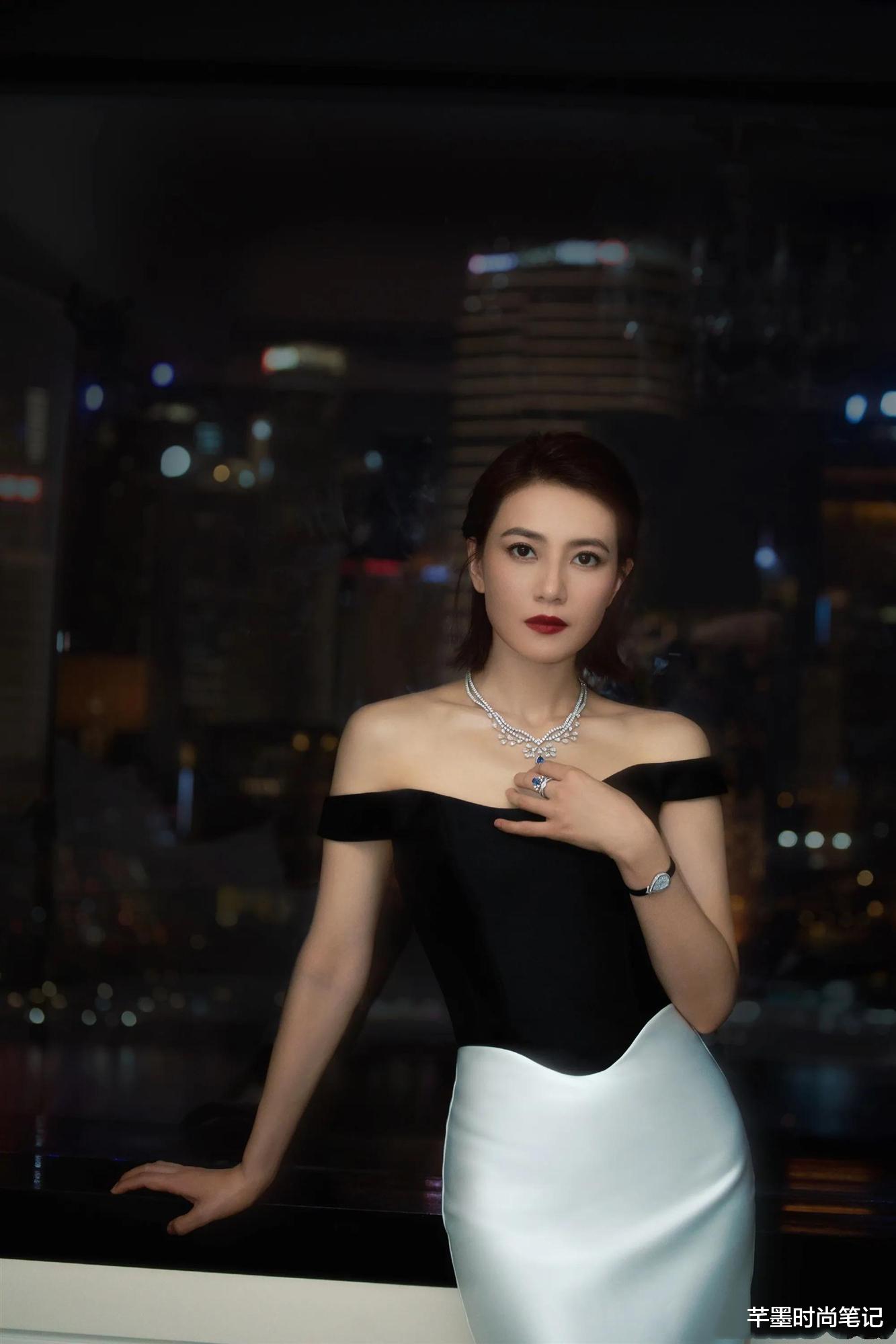 高圆圆|高圆圆新发型完全认不出，穿珍珠色一字肩裙，确定是79年的？