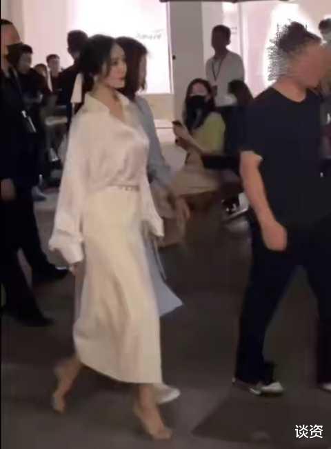 杨幂|杨幂拍片被偶遇，穿简单衬衫大展傲人上围，网友：p都不敢这么p