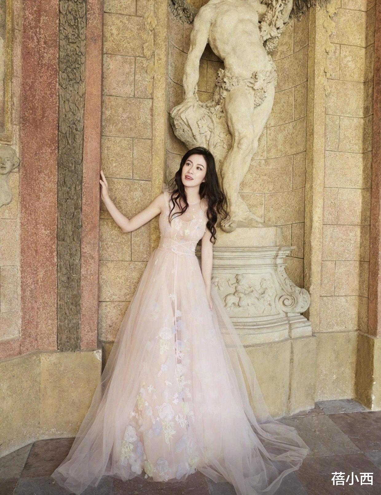 连衣裙|叶璇这样穿显得好丰满,粉色挂脖连衣裙配马尾,熟女韵味更惊艳