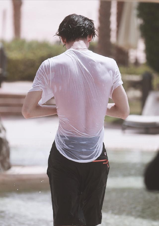 邓伦|长腿细腰标配的男明星：肖战和邓伦背影很惊艳，朱正廷让人想不到