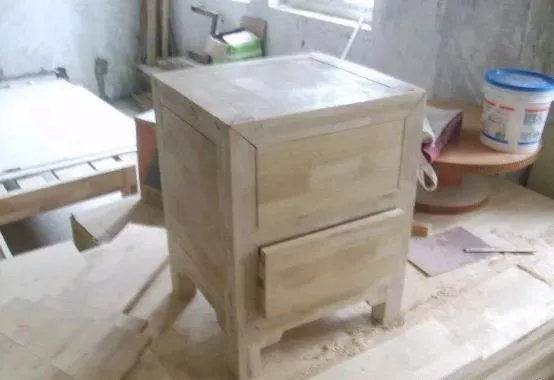 50岁木匠亲手打的床头柜，没用一颗钉子，这手艺太牛了！