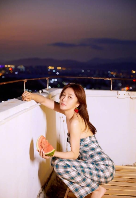 秦岚|42岁秦岚穿抹胸连体裤，大露美背，长腿细腰惹人羡慕