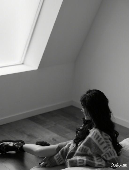 久美人生|杨幂天蓝色针织开衫搭黑色短靴俏皮可爱