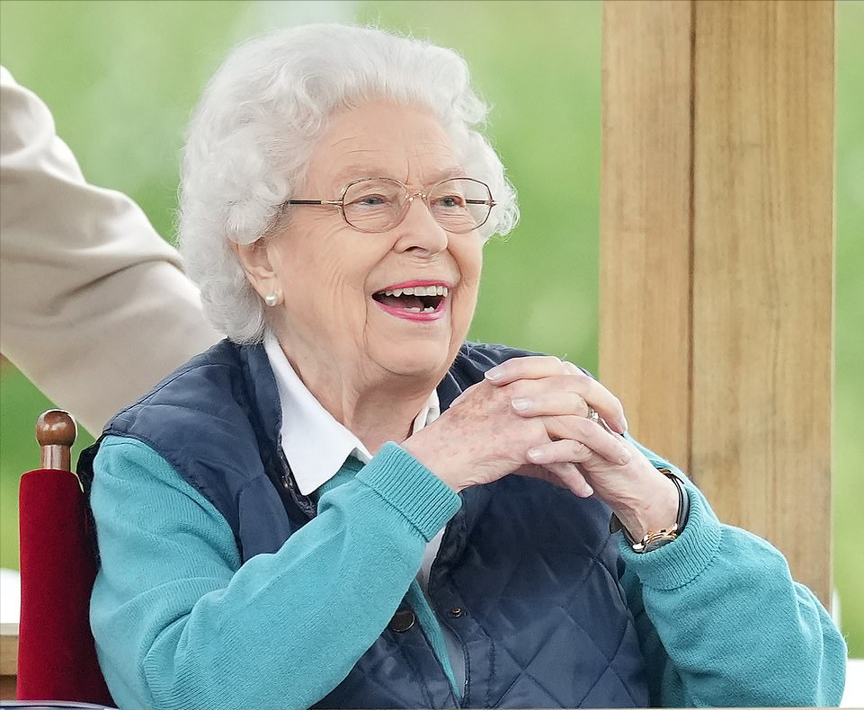 全球时尚风行|英女王不受哈里影响开心亮相！叠穿马甲像普通老太，自驾路虎好猛