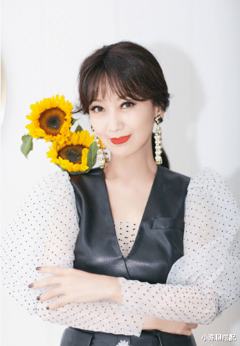 小陈聊搭配|已经67岁的赵雅芝，却依旧美得像个“少女”，这才是岁月美人