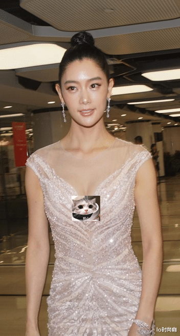 lo时尚咖|“亚洲第一美女”所言不虚,裸色吊带裙优雅大气,骨子里端庄范