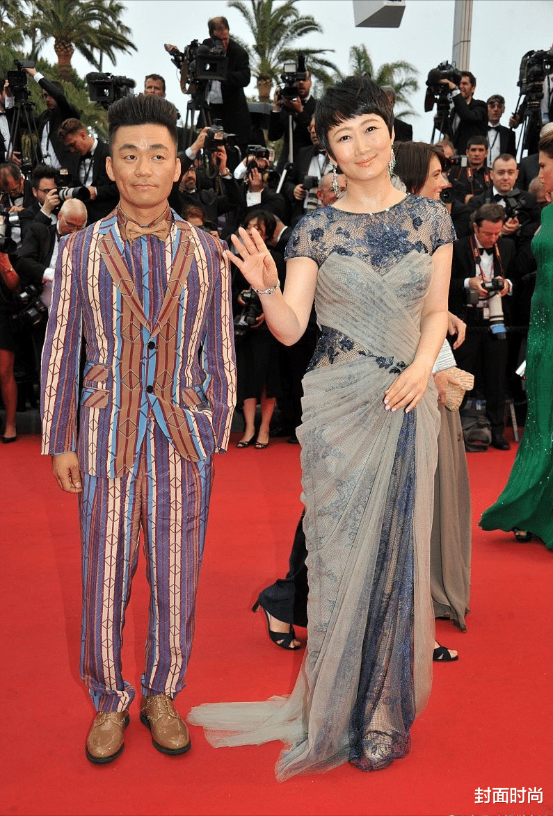 封面时尚 43岁赵涛真优雅,穿挺括长裙比老公高半头,难怪从御用女主变妻子