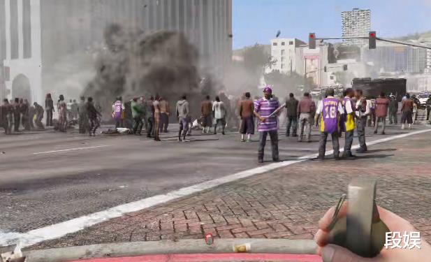 用《GTA5》模擬國外抗議現場實況，丟瞭顆手雷進去會怎樣？-圖3