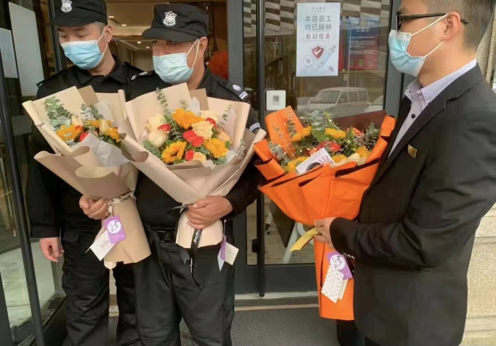 那些你很冒险的梦 孙颖莎生日收666朵玫瑰,拍照留念,酒店大堂变花海,保安忙不停