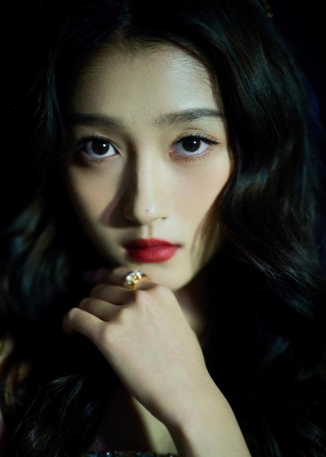 卷发 关晓彤终于把头发放下来了!鎏金蓝裙+皇冠美成仙子,竟然不显胖了