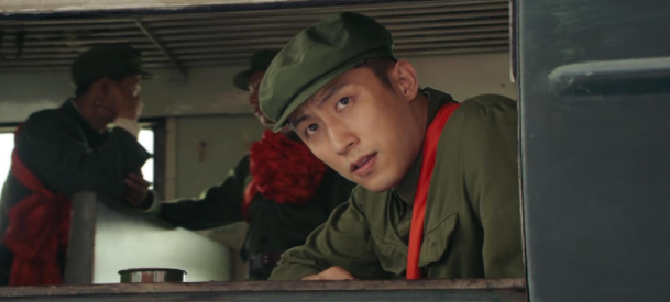 肖战|肖战面瘫黄景瑜油腻，《王牌部队》军旅皮言情心，太狗血了吧