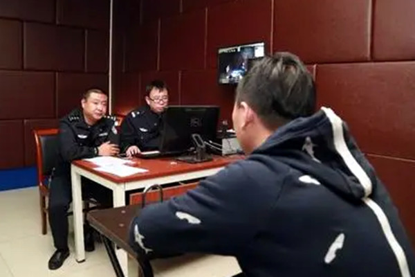 南京 女尸横陈楼道中，偶然问答帮助警方确定凶手身份