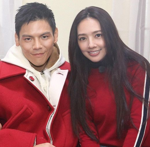 郭碧婷|向佐和郭碧婷带向芷外出聚餐，向芷在餐桌上开心玩耍，郭碧婷近照神采飞扬