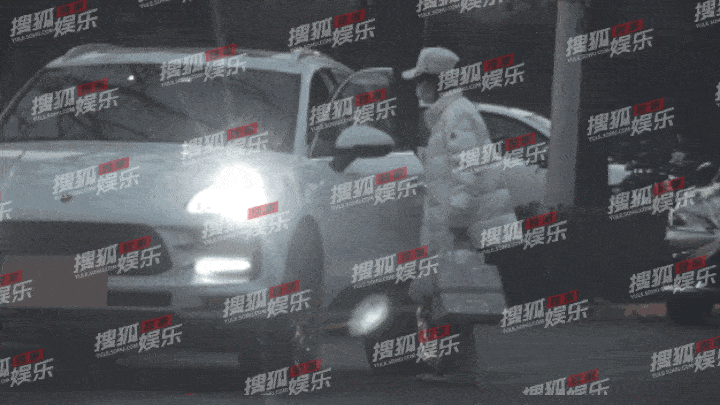 苏醒|苏醒脾气还是这么暴躁,与小11岁女友街头吵架,前年赴美秘密产子