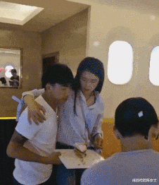 菠菜 “去女老板家上厕所，发现没洞，这怎么用？”网友回复笑趴了...