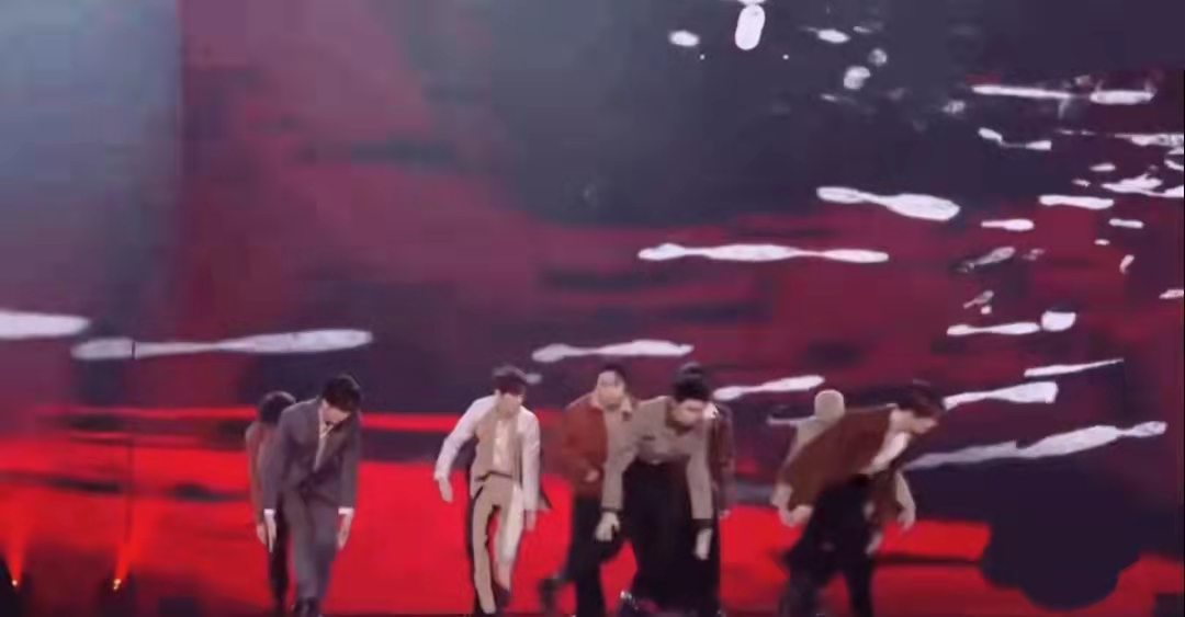 春晚|年末晚会变尴尬现场：座位插荧光棒充当观众，七大奖无人到场领取