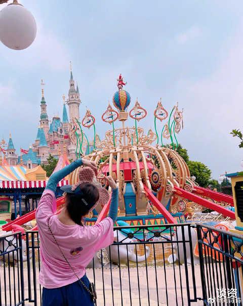 吴奇隆|刘诗诗游迪士尼，穿粉衣戴米奇发箍少女感满满，被吴奇隆宠成公主
