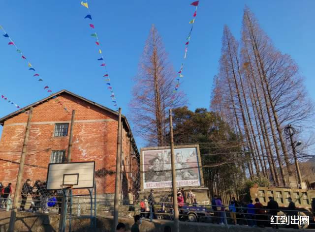 贾玲|39岁贾玲回老家录节目！卫东厂宣布封闭两日，派多名保安驱赶游客