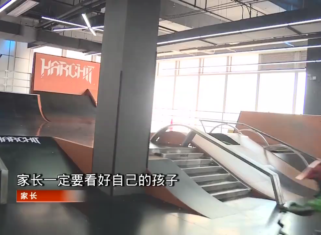 见闻深圳 深圳三岁幼童“跑酷”被撞翻，面部缝三针，家长质疑场地有缺陷