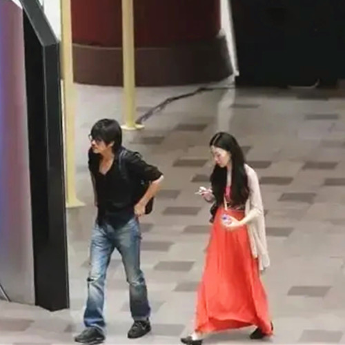 全球时尚号|韩寒低调逛街，穿着随性洒脱，妻子随性好飘逸，开衫配红裙美极了