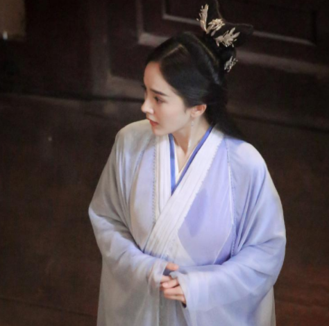 陈伟霆|杨幂“开撩”陈伟霆？大秀美腿花式比心，陈伟霆一脸认真“冷漠”