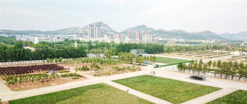 舜网 记者实地探访迷笛音乐节举办地：距1号线大学城站400米，舞台紧张搭建中