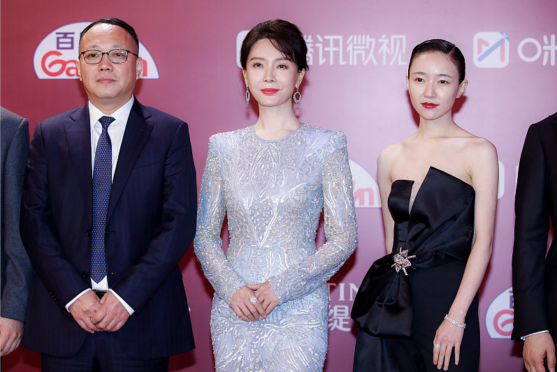 何有强|焦俊艳终于舍得“秀身材”，抹胸配高腰长裤高挑纤瘦，时髦又干练