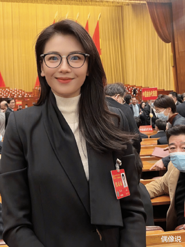 霍思燕|佟丽娅晒文化会大合影：邓超垫脚，沈腾像p图，刘涛戴眼镜超气质