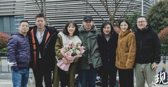 梅婷|梅婷出席新剧活动，留着一头长卷发气质温柔，怪不得老公亲自探班