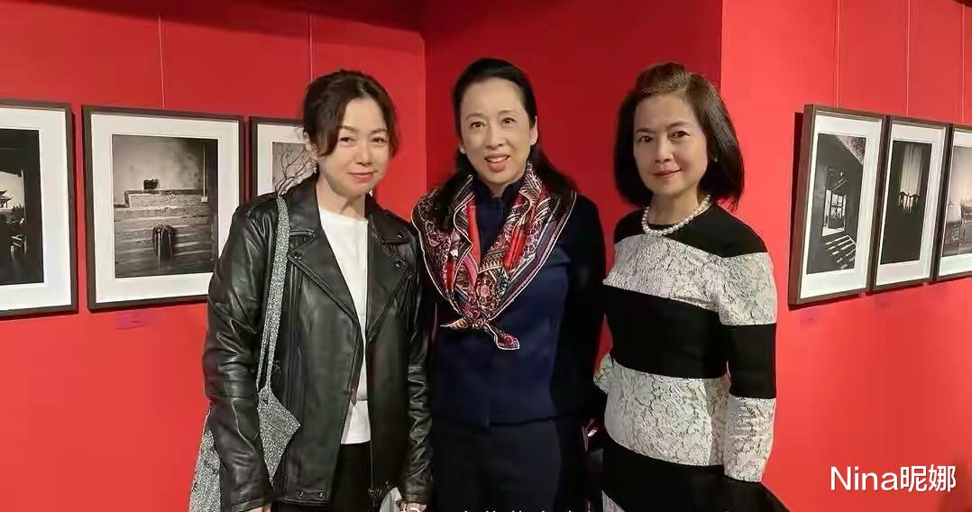 郭晶晶|郭晶晶真孝顺给婆婆庆生，63岁婆婆穿丝裙满脸福相，同框儿媳像姐妹