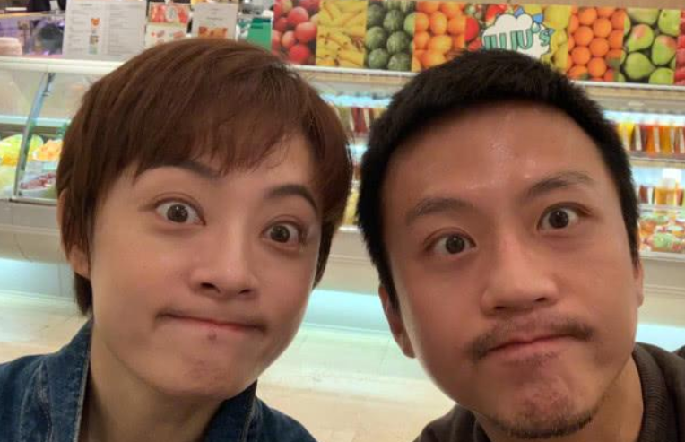 王力宏|等等小花摆摊义卖，不惧寒冷坚守摊位，小花遗传孙俪大长腿成亮点