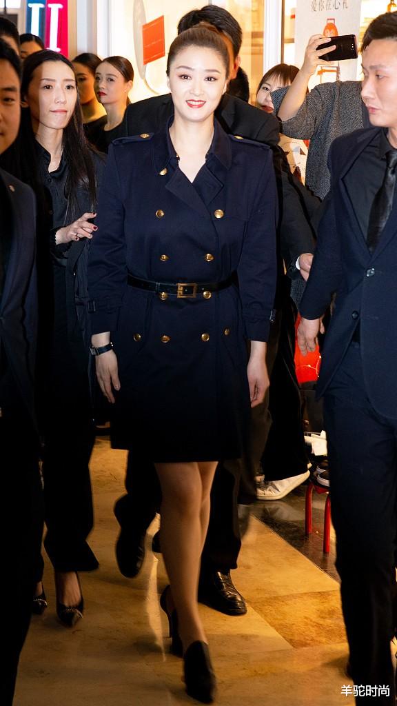 美甲|看了蒋欣这么穿衣服都不用减肥了，显瘦还有点显高，真挺遮肉的