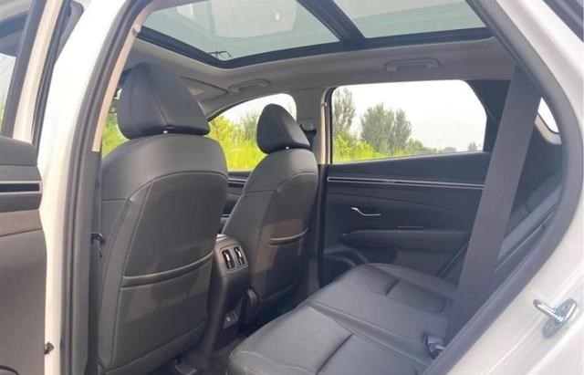 月月读唐诗|看着满大街的现代出租车，最终我买了途胜L，油耗果然没让我失望