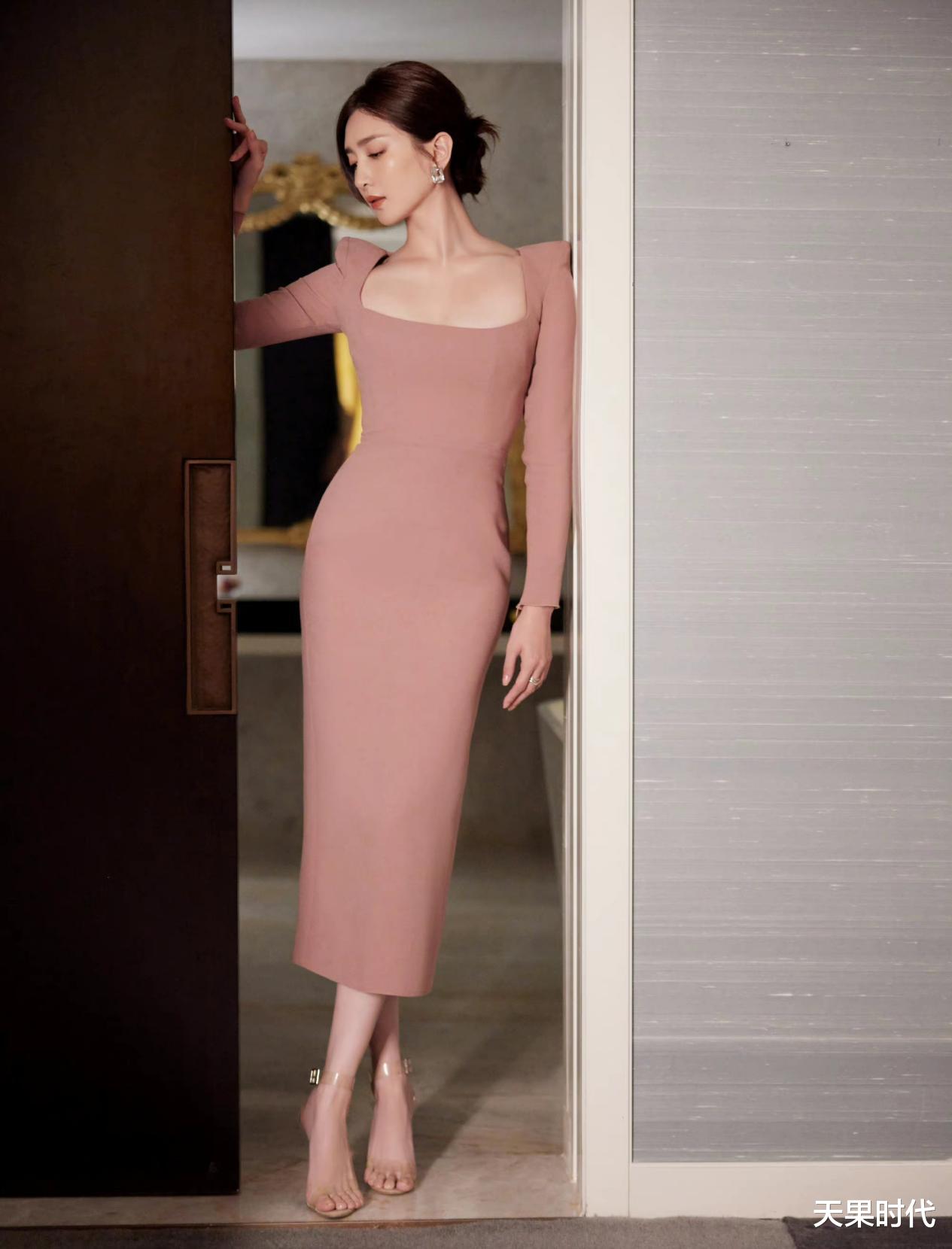 天果时代 裸粉色长裙的江疏影真美，尽显凹凸有致的曲线身材，腰臀比绝了