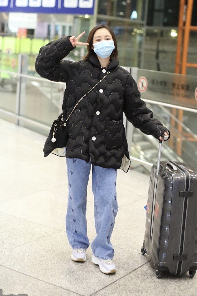 韩雪|如何把“黑羽绒服”穿出彩？瞧李沁、韩雪的穿法，轻松摆脱路人感