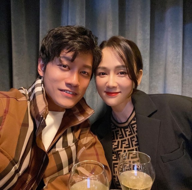 张天爱|陈乔恩晒男友视角美照，半遮面显娇羞，42岁扎丸子头宛若少女