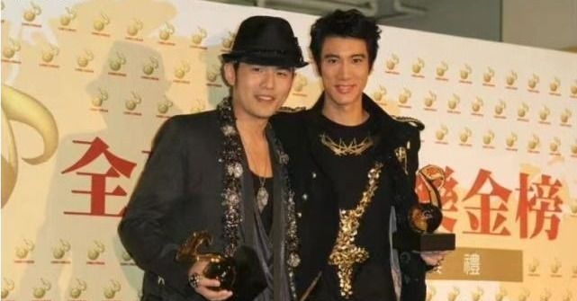 周杰伦|2007年周杰伦被王力宏坑了，重感冒依旧傻站台上，面对长枪短炮