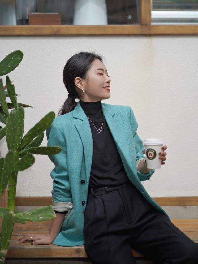西装|这个秋冬流行“西装叠穿”，让职场OL也能兼顾保暖与时尚，超好看