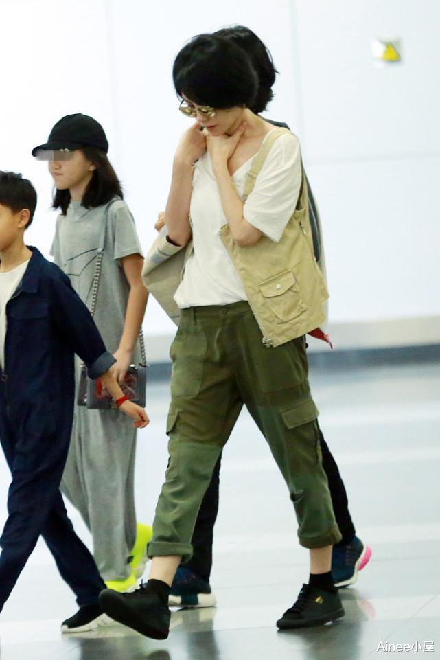 Ainee小屋|王菲真是随性不随意，黑色裙装松松垮垮的，可是看不出老态