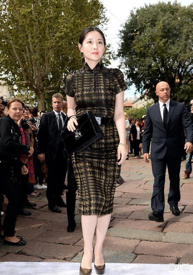 蓓小西|李英爱越老越惊艳，穿旗袍去看秀自带贵妇气质，看不出要奔五了