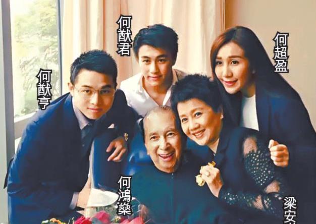 何猷君|何猷君公开母亲带娃照，四太双手抱住孙儿孙女，三代同堂尽显温馨