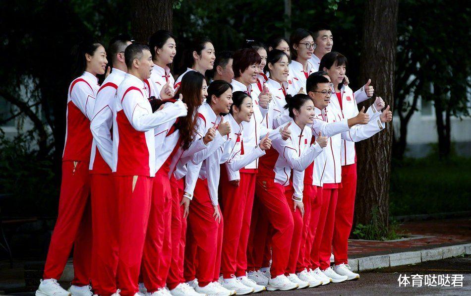 郎平|中国女排正式出征！郎平带队合影留念，朱婷气定神闲张常宁笑开颜
