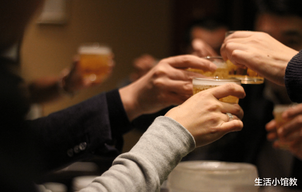 宋茜|酒局上偶遇领导，到底该不该主动买单？职场“元老”都在做这3点